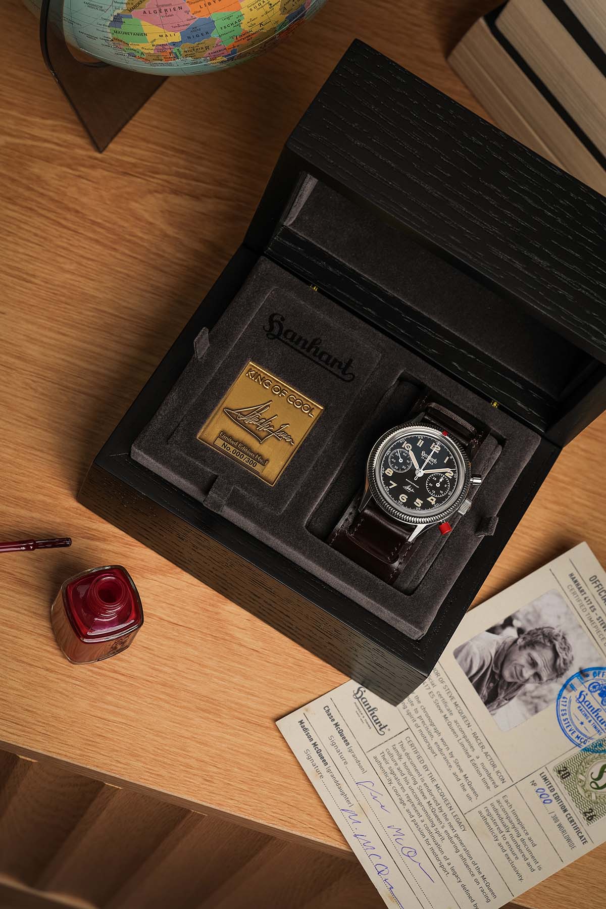 Geöffnete Sammlerbox mit Uhr, signierter Limitierungskarte und rotem Nagellack