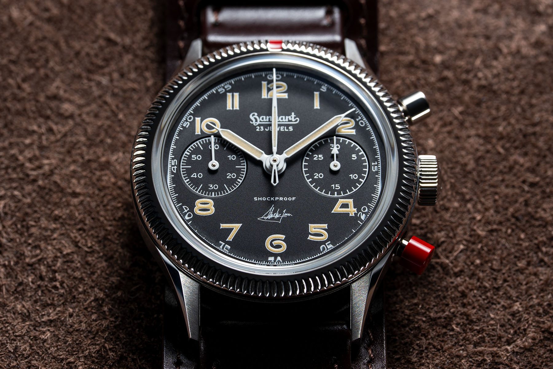 Detail der Hanhart 417 ES Steve McQueen Edition mit mattschwarzem Zifferblatt und McQueens Unterschrift